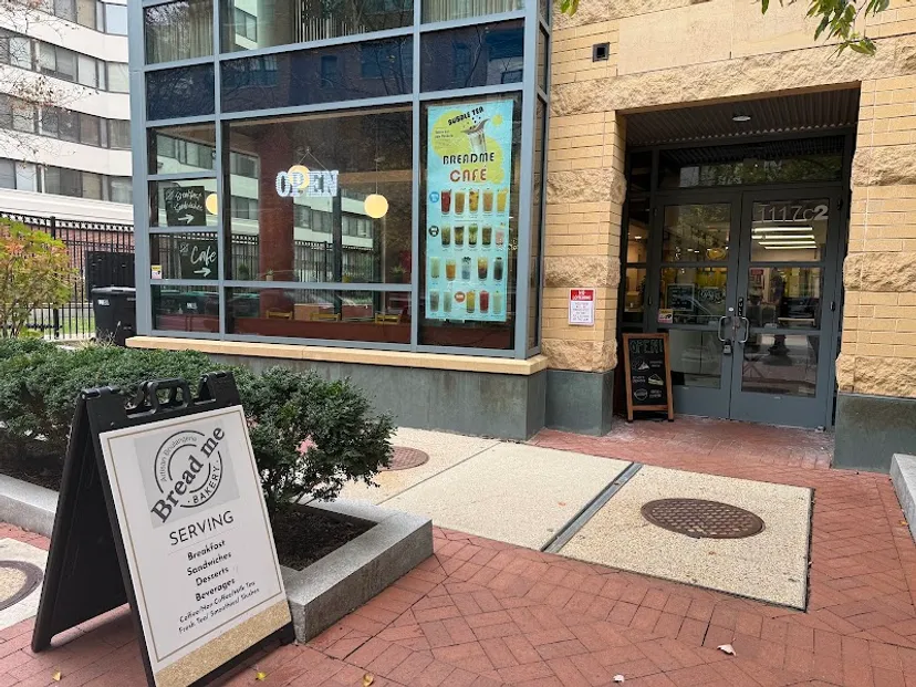 Bread Me Cafe - Smoothie & Bubble Tea